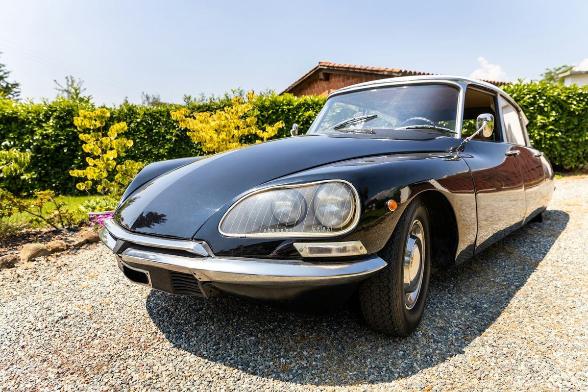 Citroën DS parked on a gravel driveway